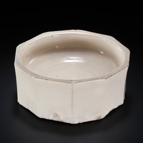 Chinese Northern Song Dynasty Cizhou kiln white glaze octagonal washbasin