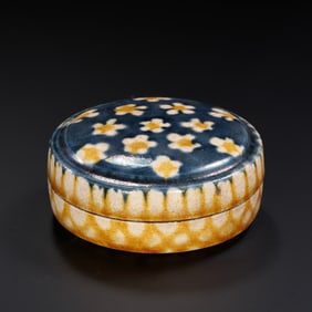 Chinese Tang Dynasty tri-colored lidded box