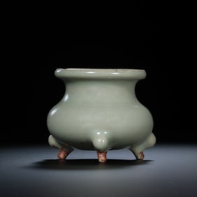 Chinese Northern Song Dynasty Donggou kiln celadon tripod censer