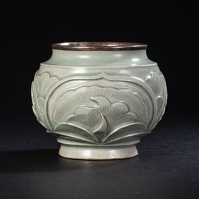 Yaozhou kiln green-glazed jar with carved floral patterns, late Tang and Five Dynasties period,