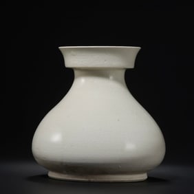 Chinese Tang Dynasty Gongxian kiln white porcelain plate-mouthed vase