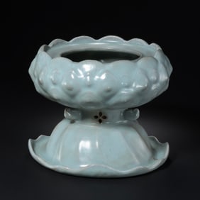 Chinese Song Dynasty Ru kiln celadon lotus petal pattern vase
