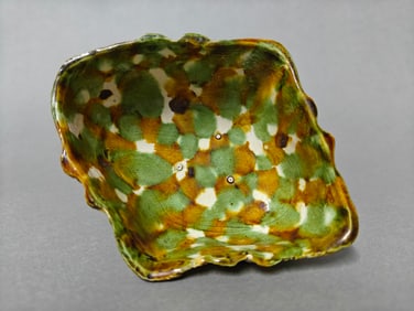 Chinese Tang Dynasty tri-colored diamond-shaped hand cup
