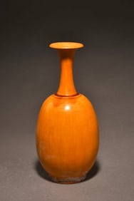 Chinese Tang Dynasty yellow glaze long-necked vase