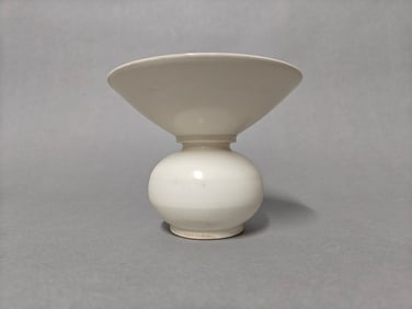 White porcelain slag bucket from Gongxian kiln, Tang Dynasty, China