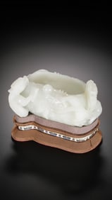 Chinese Qing Dynasty Hetian white jade water basin with exquisite dragon design