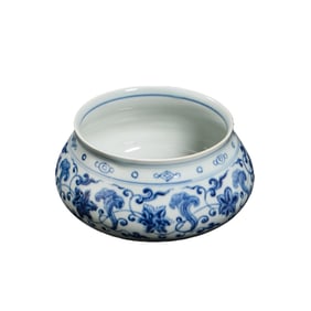 Chinese Qing Dynasty blue and white porcelain water basin with intertwined floral design