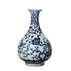 Chinese Ming Dynasty blue and white porcelain vase with floral design, Yuhuchun style