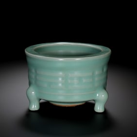 A celadon-glazed octagonal incense burner from the Longquan kiln of the Southern Song Dynasty,