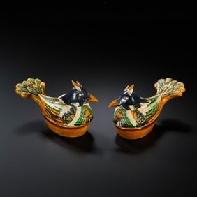 A pair of Chinese Tang Dynasty tricolor phoenix-head covered boxes