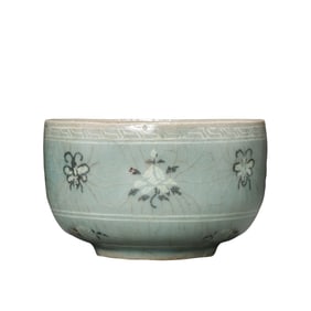 Korean Goryeo celadon black and white inlaid flower and butterfly pattern cup
