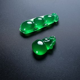 A set of Chinese Qing Dynasty jewelry and jade pendants