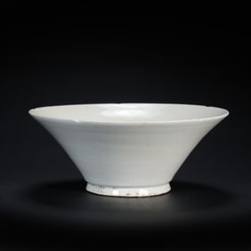 Large white porcelain bowl with a flower-shaped rim from the Ding kiln of the Northern Song Dynasty,
