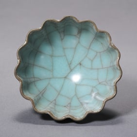 Southern Song Dynasty Guan Kiln Celadon Lotus Seed Cup with Ice Crackle Pattern