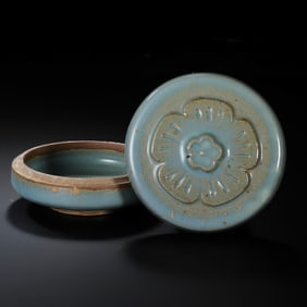 Chinese Northern Song Dynasty Jun ware sky-blue glazed floral pattern covered box