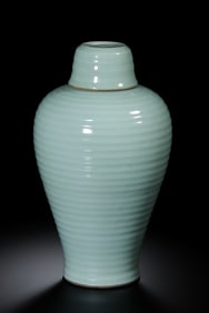 Southern Song Dynasty Longquan kiln celadon covered bottle with string pattern