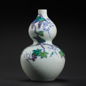 Doucai grape-patterned gourd-shaped vase from the Yongzheng period of the Qing Dynasty, China
