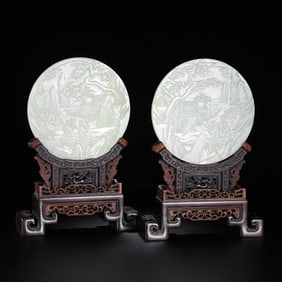 A pair of exquisitely carved Chinese Qing Dynasty Hetian white jade screens
