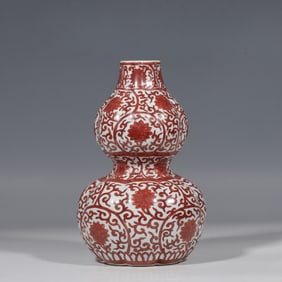 Gourd-shaped bottle with intertwined floral pattern from the Jiajing period of the Ming Dynasty,