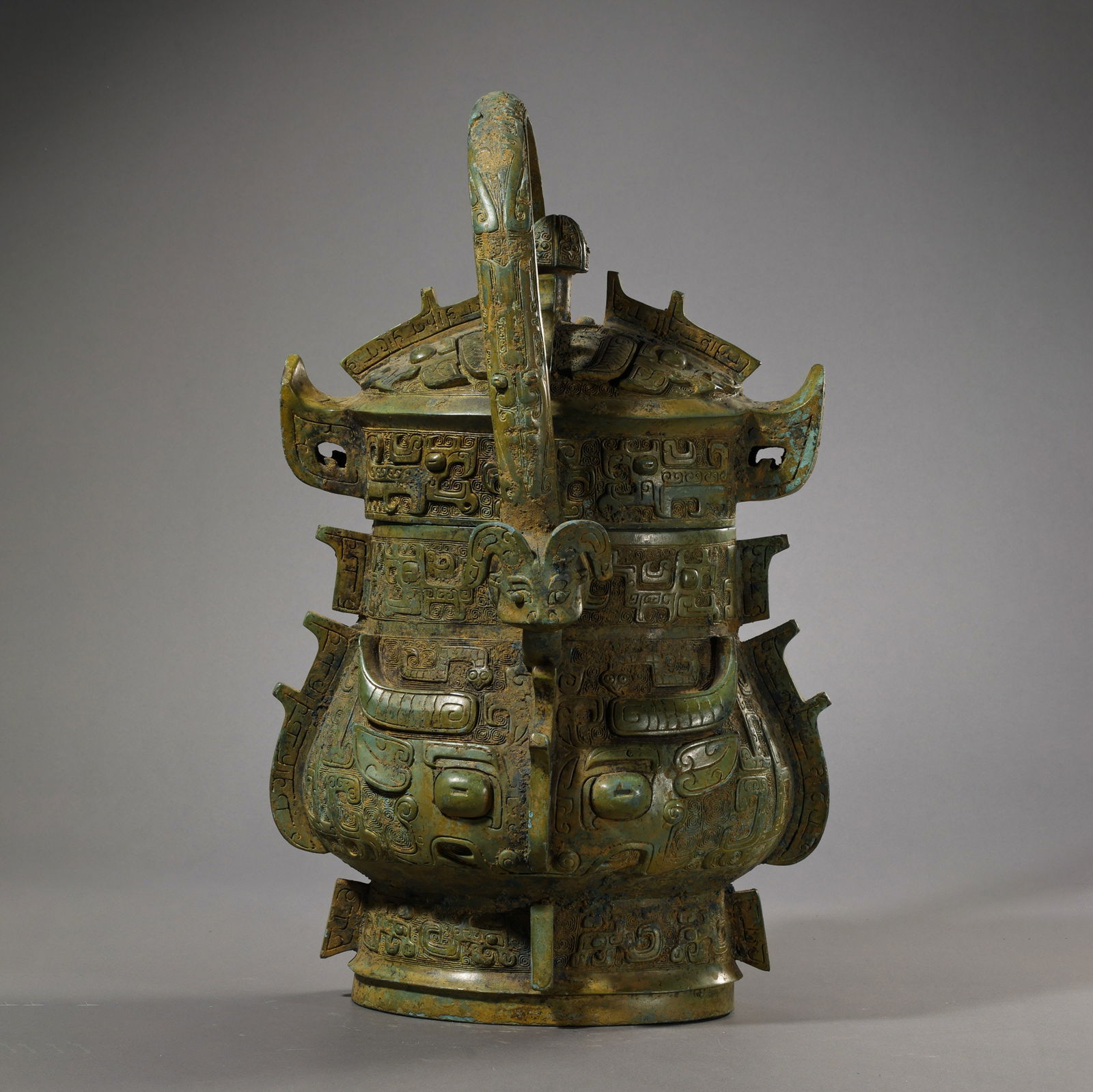 Bronze artifacts from the Shang and Zhou dynasties in China: H. 39 cm. Weight. 6000 gram.