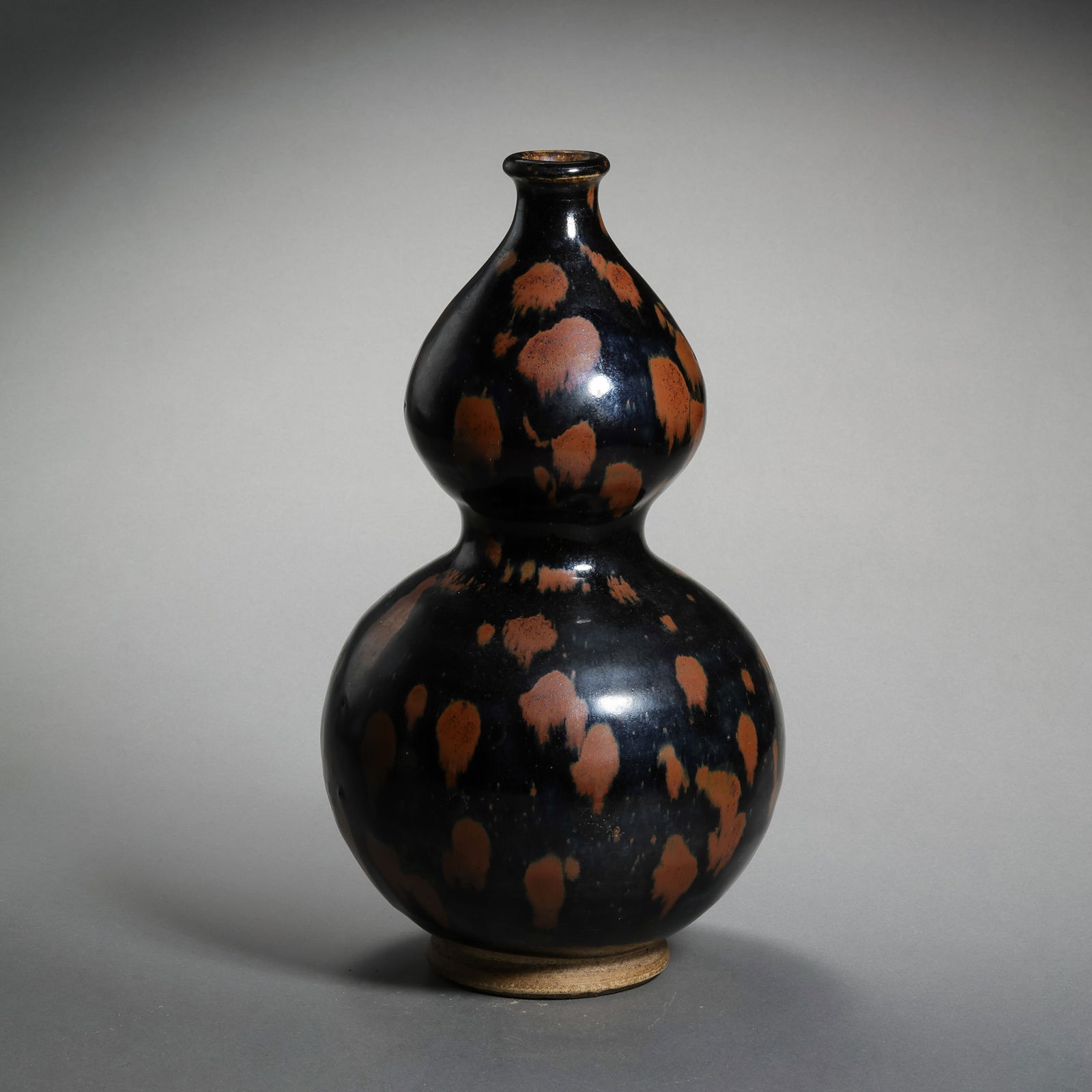 Chinese Northern Song Dynasty Cizhou ware iron-embroidered gourd-shaped bottle (1 of 7)