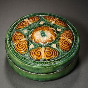 Chinese Tang Dynasty tricolor glazed box with plastic-coated lid