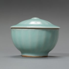 Southern Song Dynasty Longquan kiln celadon covered bowl with lotus petal design
