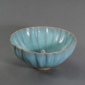 Large Jun ware bowl with sky-blue glaze and flower-shaped rim from the Northern Song Dynasty.