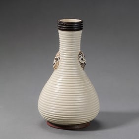 A white-glazed long-necked bottle with string patterns and double animal heads from the Jizhou kiln