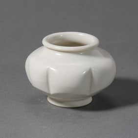 White porcelain melon-shaped water dropper from the late Tang and Five Dynasties period of China
