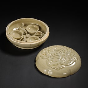 Chinese Song Dynasty celadon lotus-patterned covered box