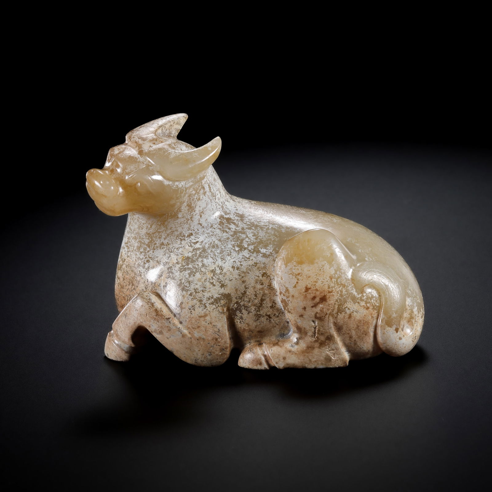 Jade Ox from the Han Dynasty in China: H. 5.5 cm. W. 7 cm. Weight. 173 gram.