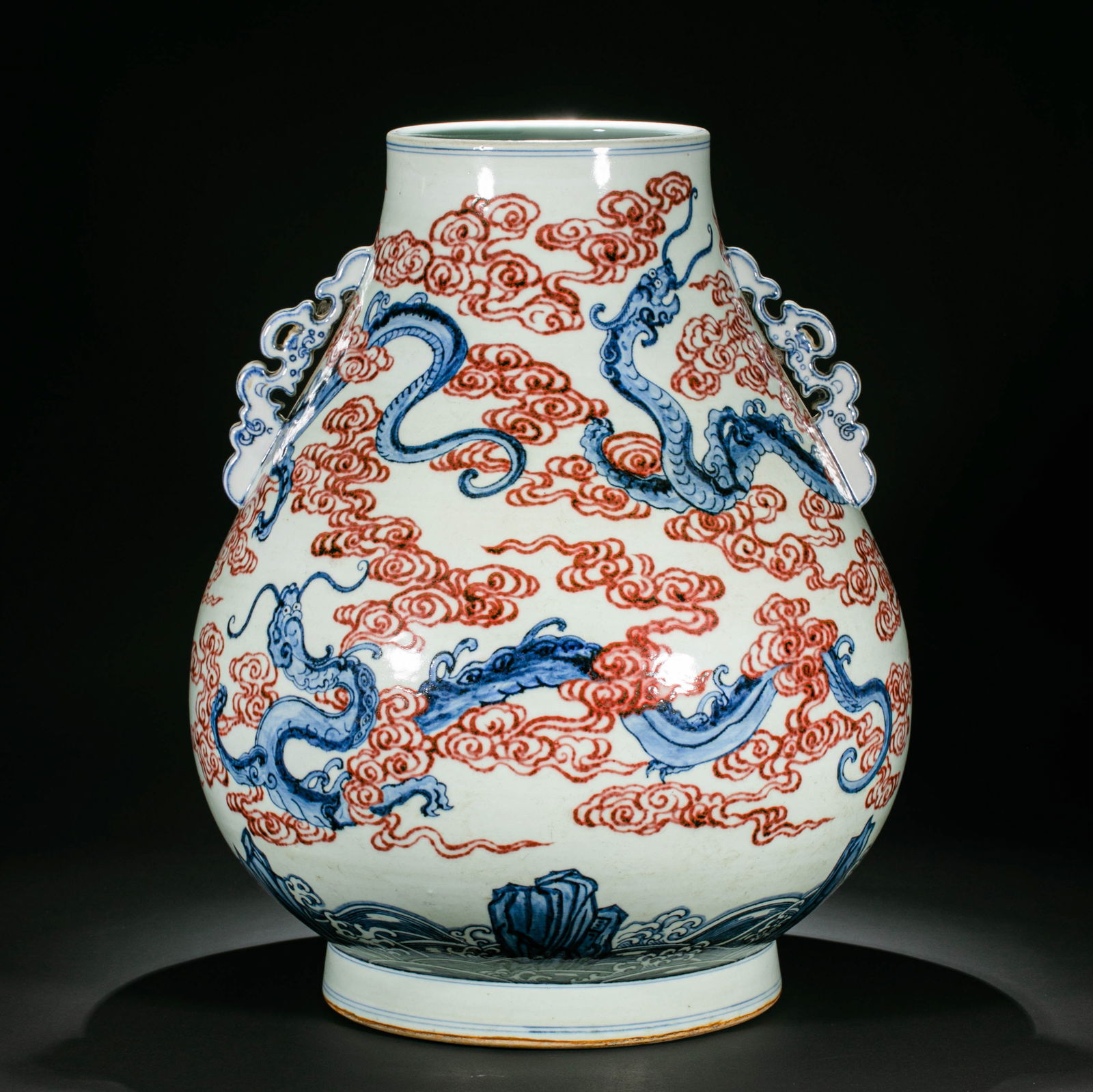 Blue and white underglaze red vase with dragon design, made during the Yongzheng period of the Qing (1 of 10)