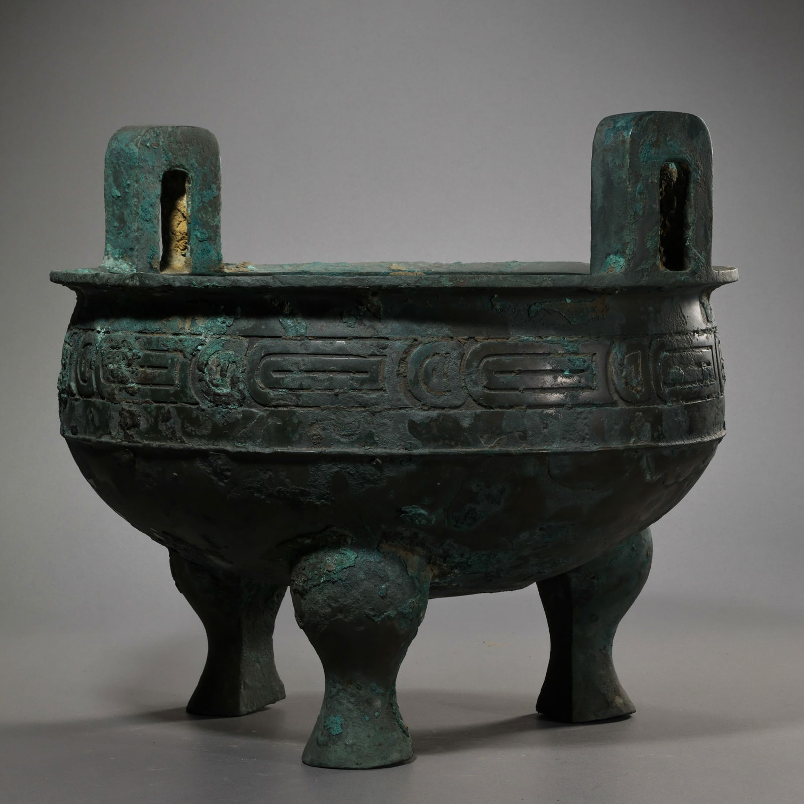 Bronze tripod censer with two handles from the Shang and Zhou dynasties in China: H. 32.5 cm. L. 34.5 cm. Weight. 6650 gram.
