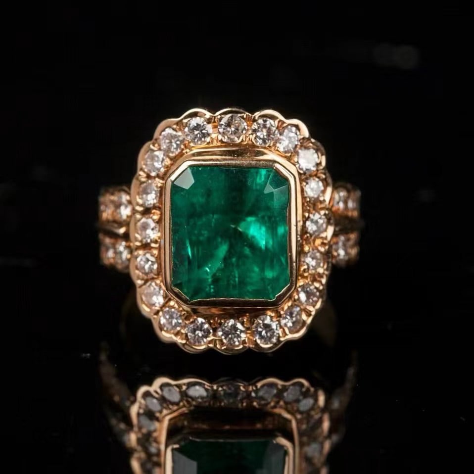 18k gold emerald ring: Diam. 1.85 cm. H. 2.1 cm. Weight. 16.45 gram.