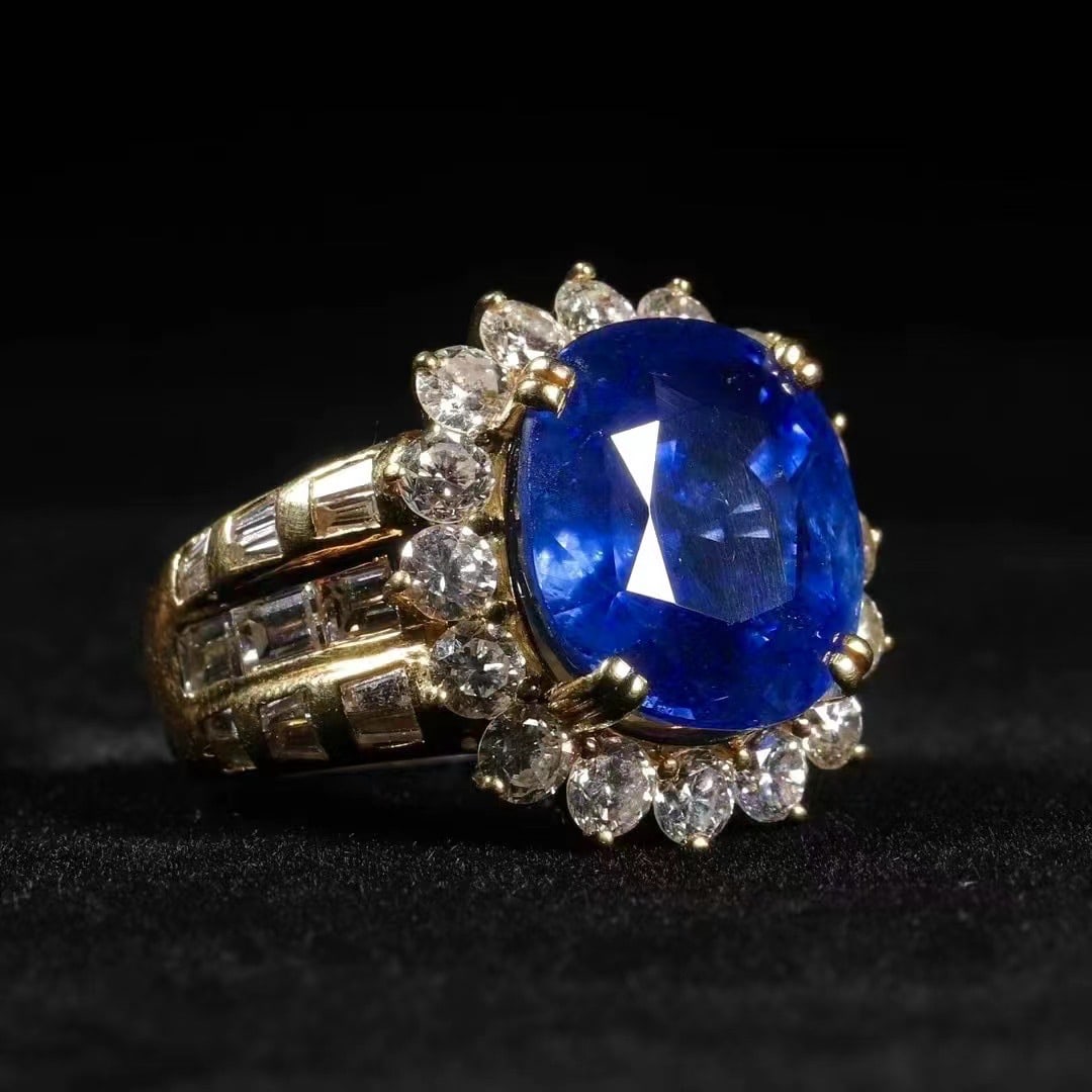 Sri Lankan unheated sapphire ring: Weight. 20.6 gram.