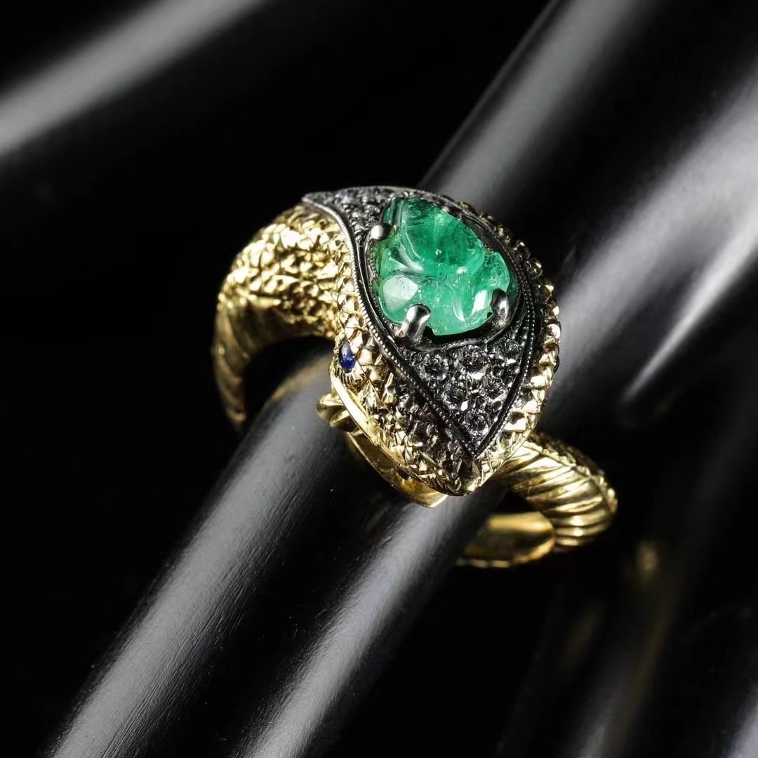 Art Deco period (1925-1935) 18k Italian gold serpent emerald ring: Weight. 12.6 gram.