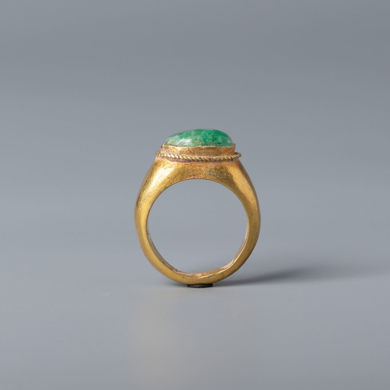 Pure gold ring inlaid with jade: L. 3 cm. Weight. 14 gram.