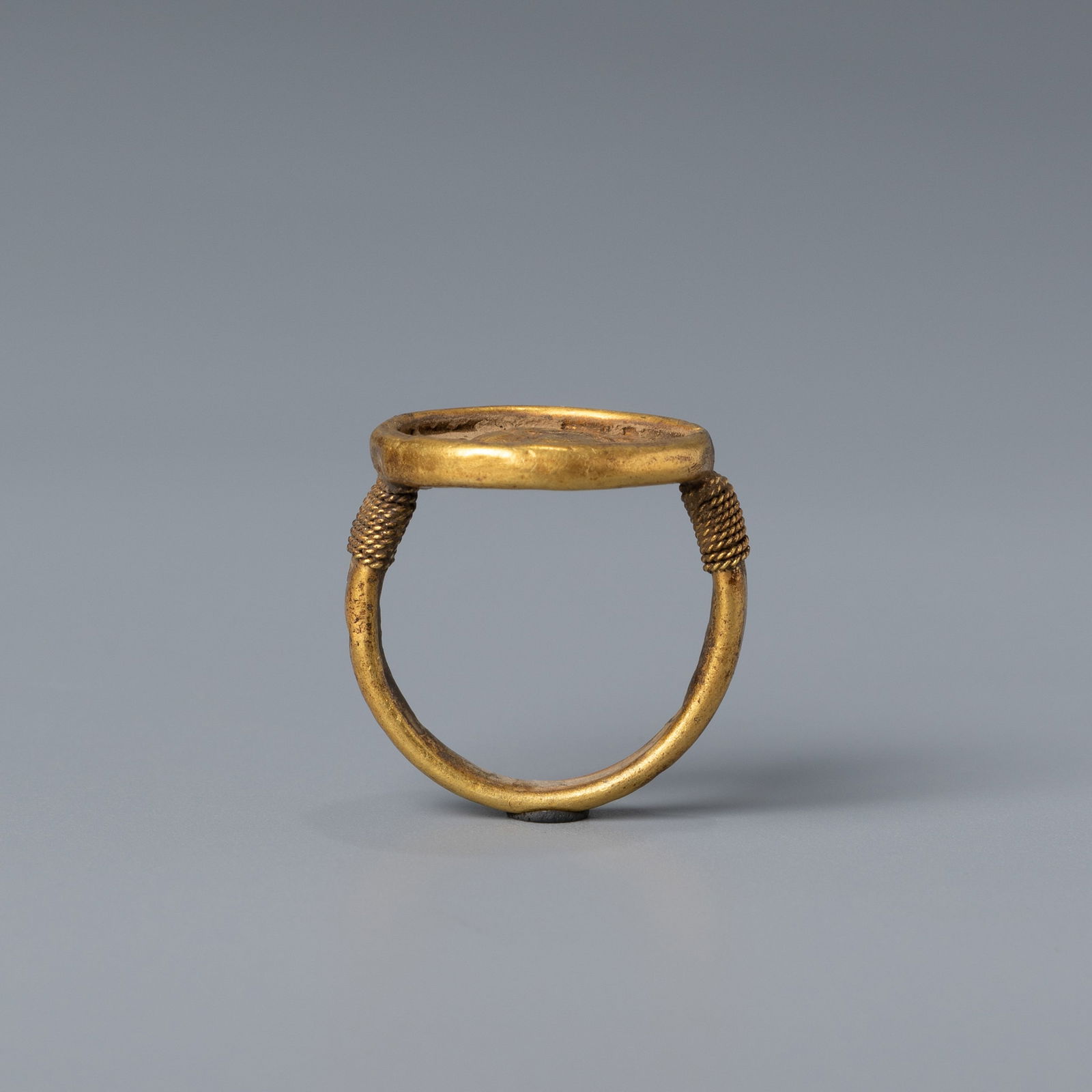 Kushan Dynasty pure gold ring: L. 2.3 cm. Weight. 7 gram.