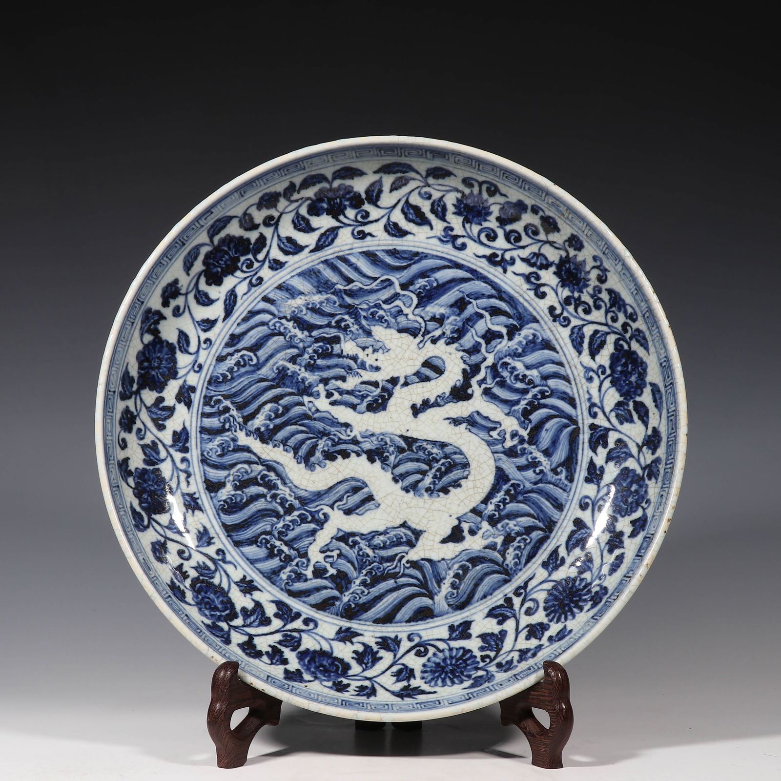 Large blue-and-white porcelain plate with dragon design from the Yuan Dynasty of China: H. 7.5 cm. Diam. 41.5 cm.