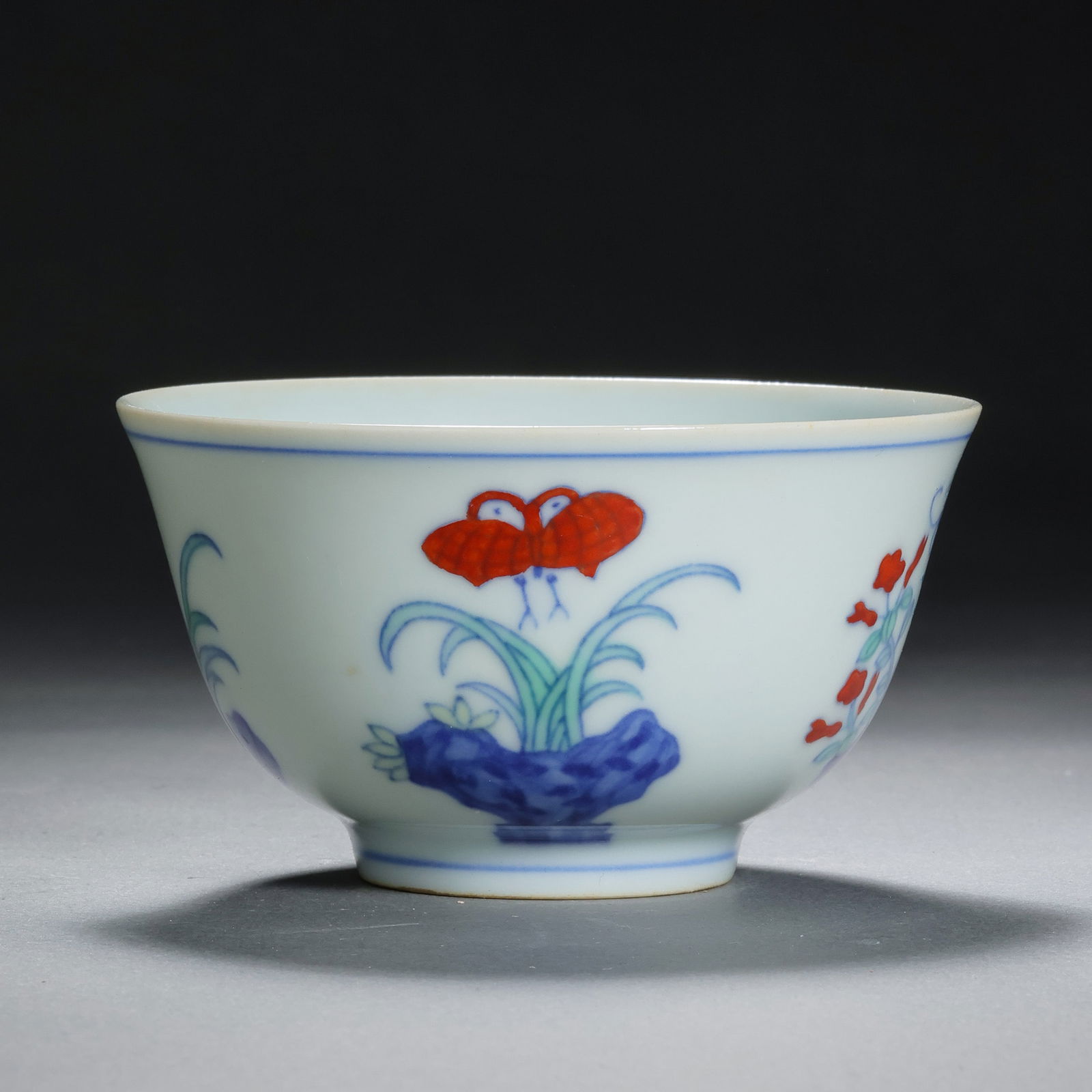 Doucai (enamel overglaze) cups with floral patterns from the Chenghua period of the Ming Dynasty in (1 of 7)