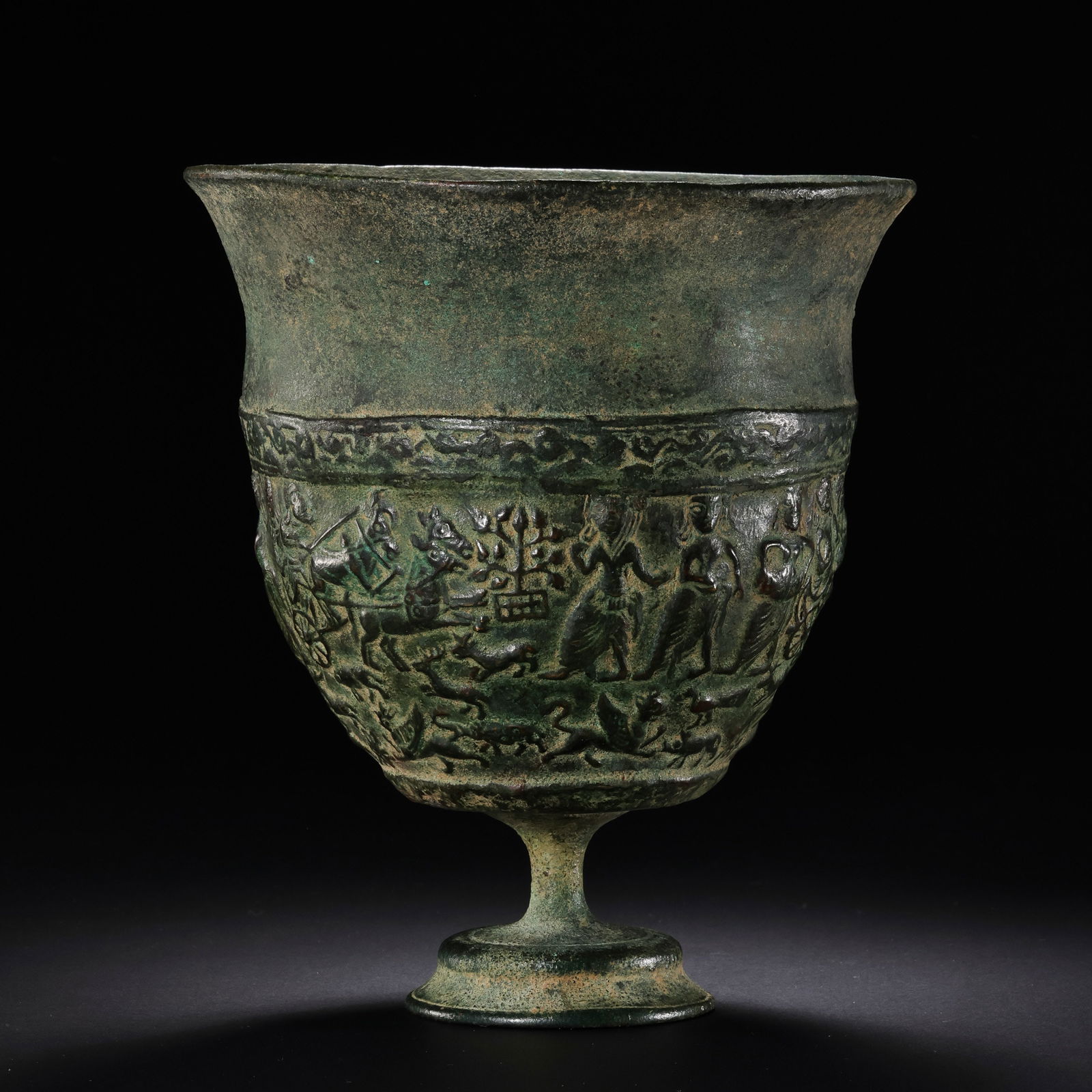 Bronze cup from the Shang and Zhou Dynasties in China (1 of 12)