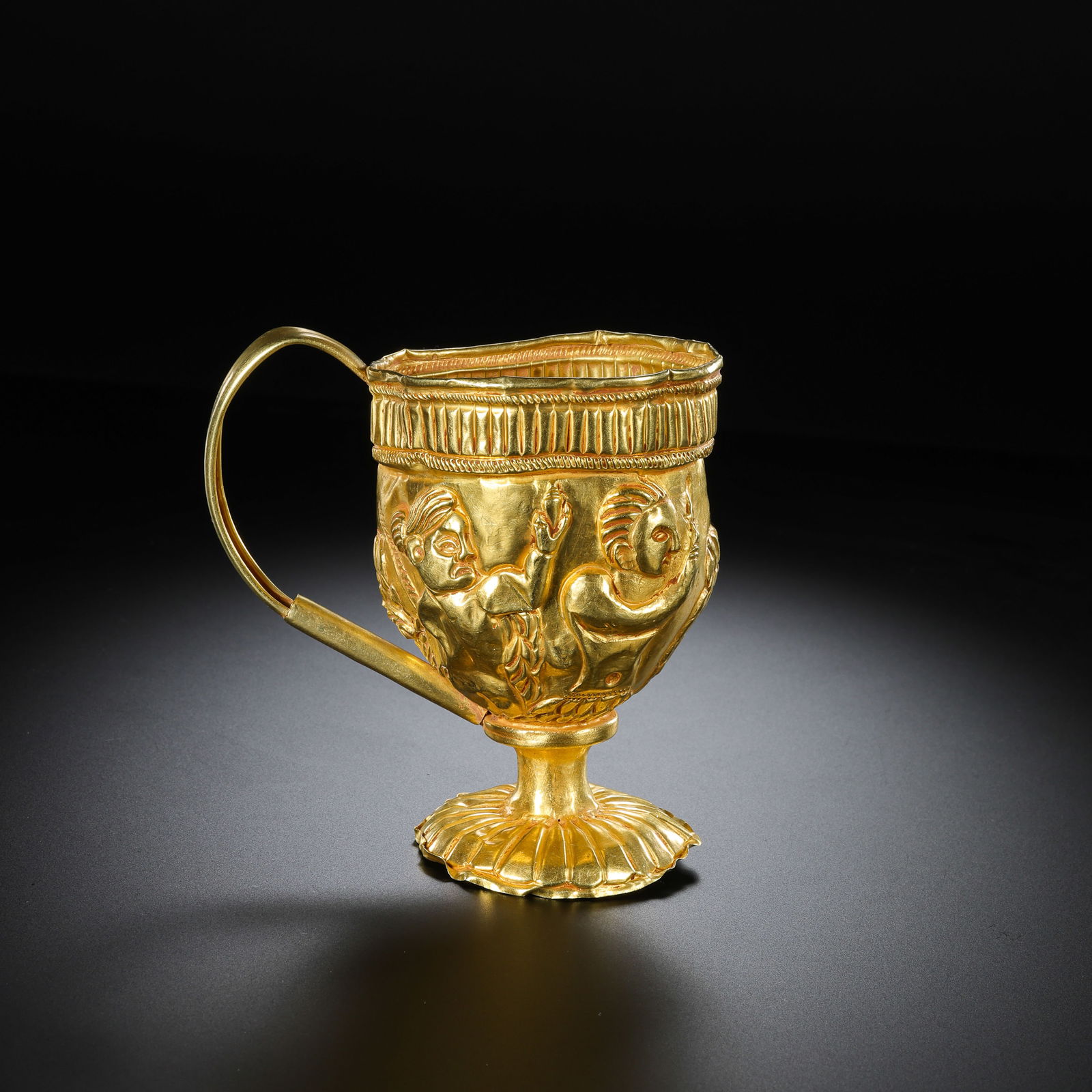 Ancient Persian culture pure gold handle cup: H. 10 cm. W. 10.2 cm. Weight. 69.4 gram.