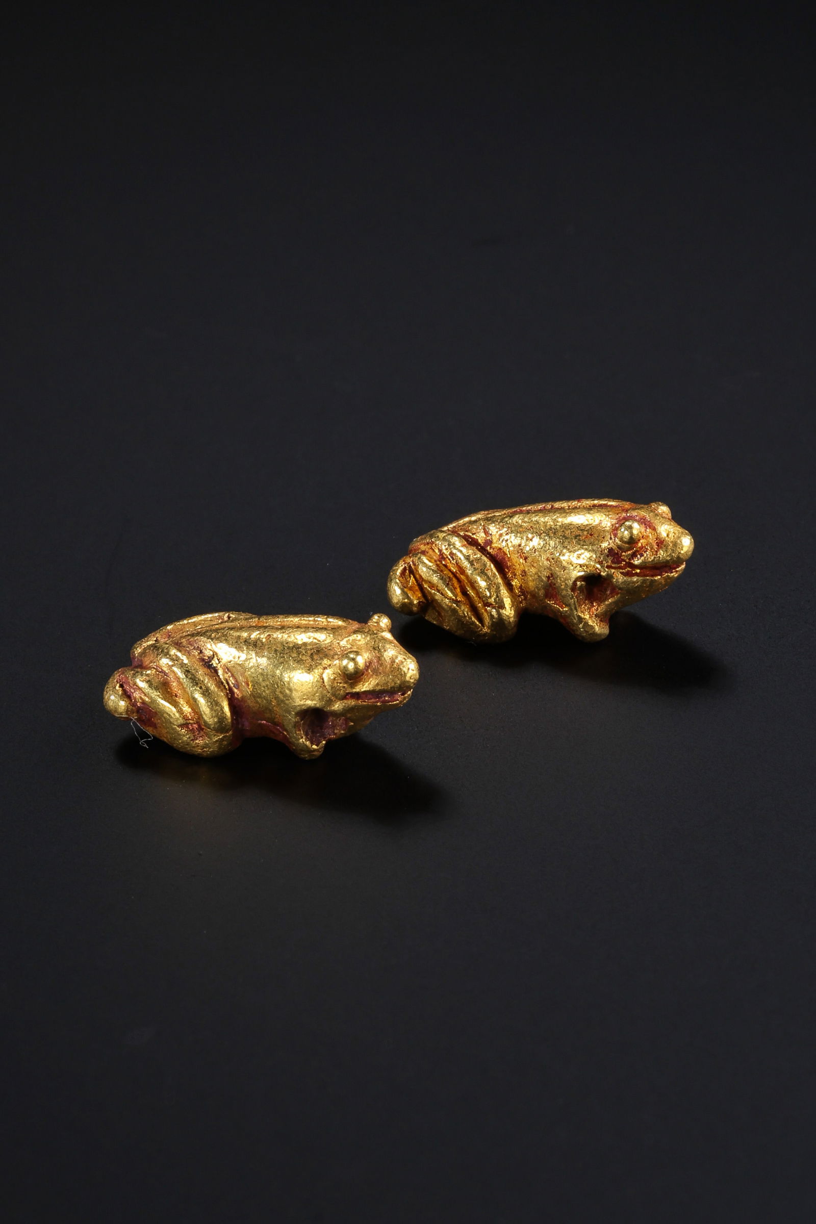 A pair of pure gold frogs from the Qing Dynasty (1 of 8)