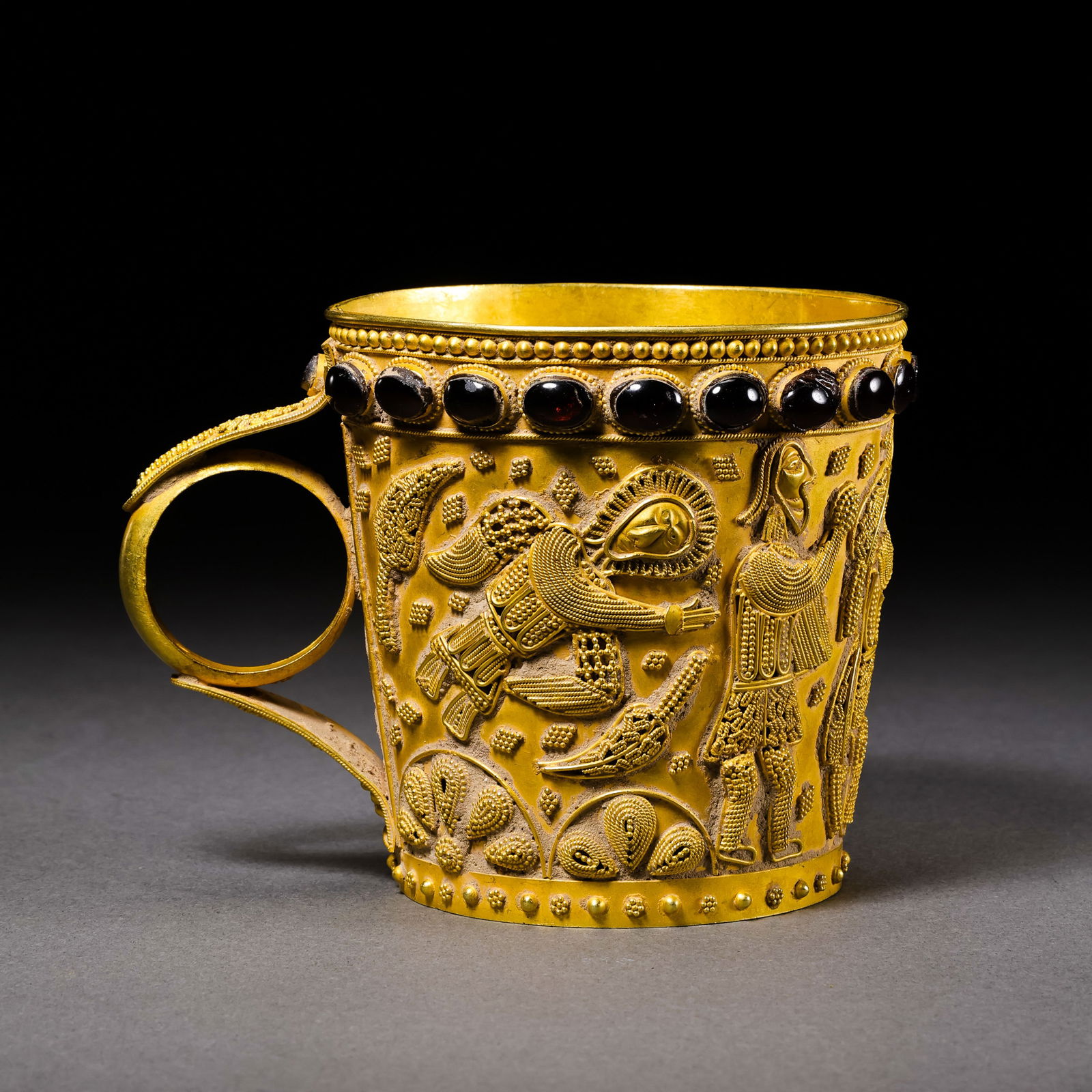 Ancient Persian culture pure gold handle cup: H. 7 cm. W. 7 cm. Weight. 151 gram.