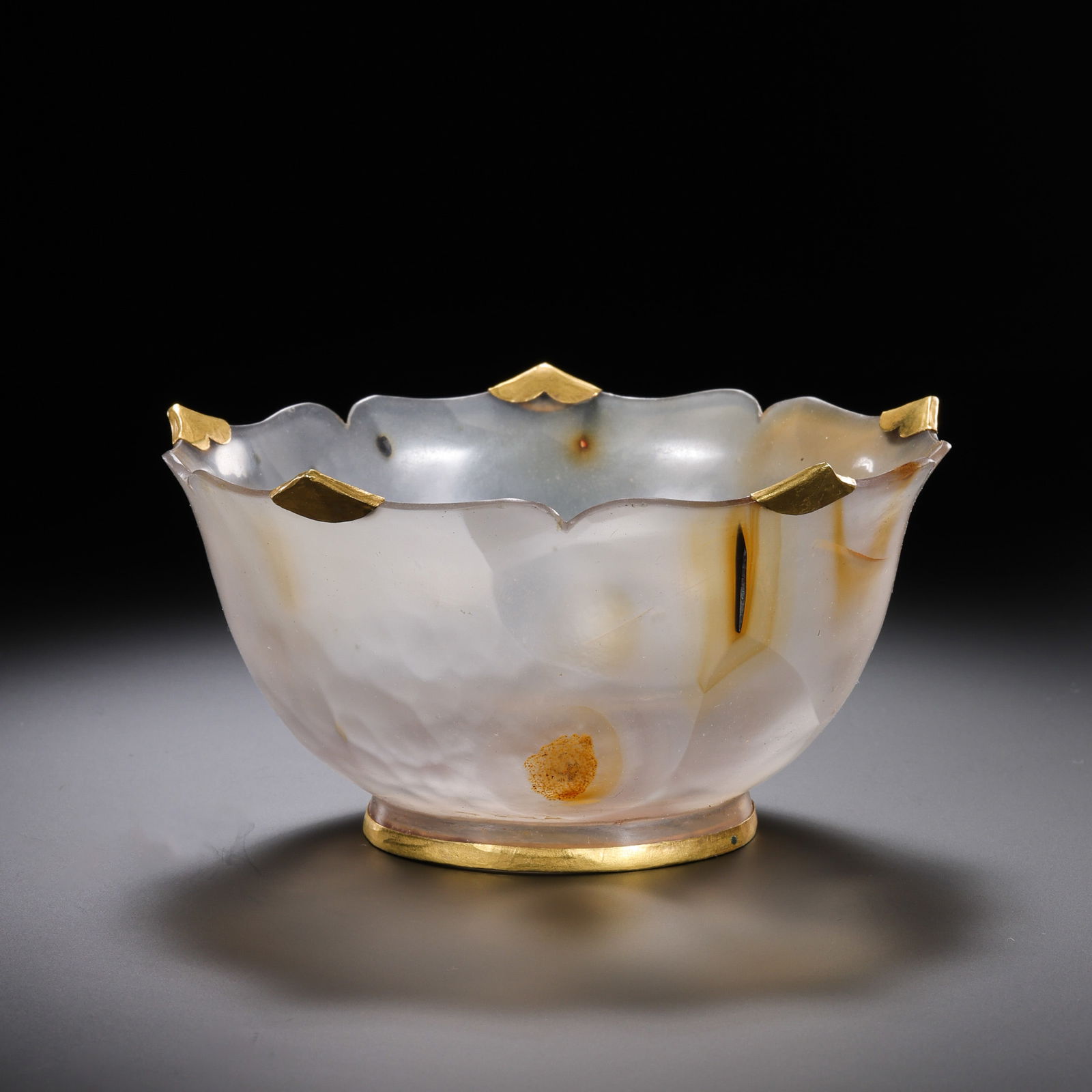 Agate flower-shaped bowl from the Liao Dynasty in China (1 of 7)