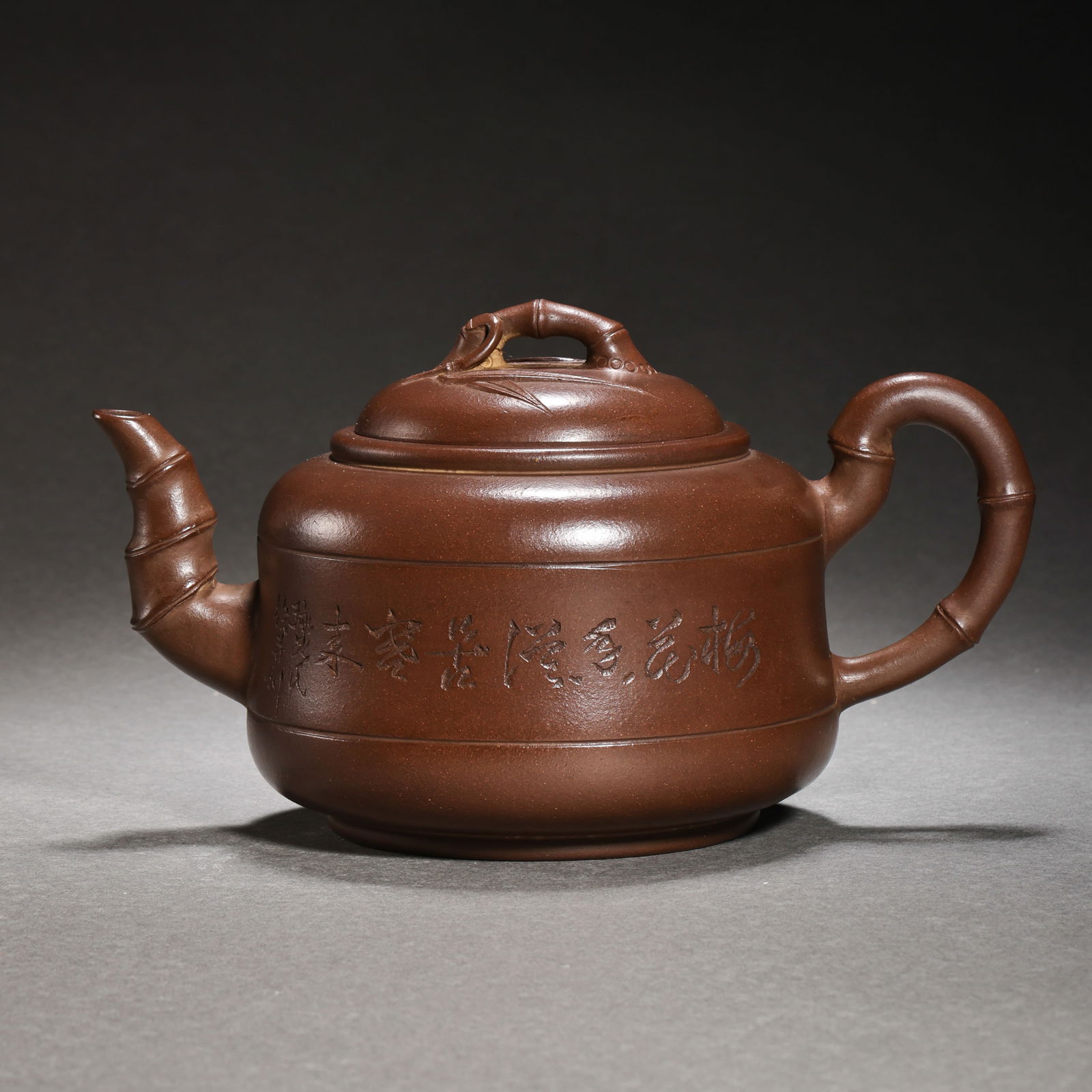 Zisha teapots by famous figures in ancient China: H. 10.5 cm. W. 18.5 cm.