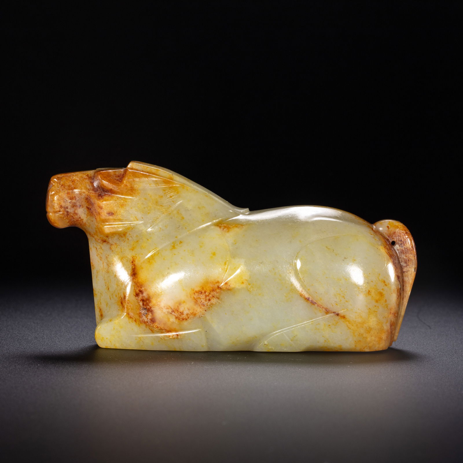 Jade Ox from the Han Dynasty in China: H. 5.8 cm. L. 11.5 cm. Weight. 422.5 gram.