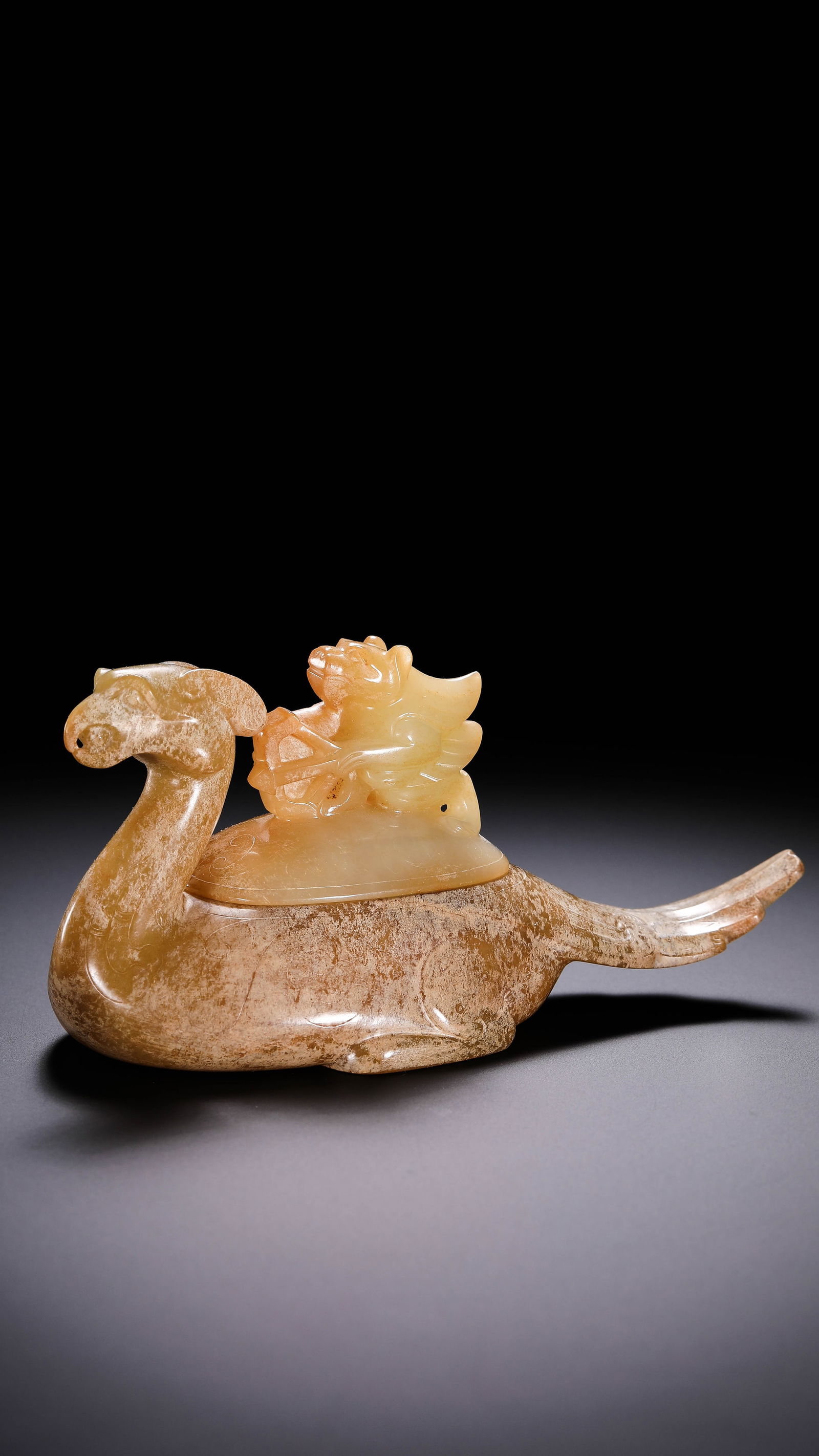 Jade Phoenix from the Han Dynasty in China: H. 6.5 cm. L. 13.5 cm. Weight. 181 gram.