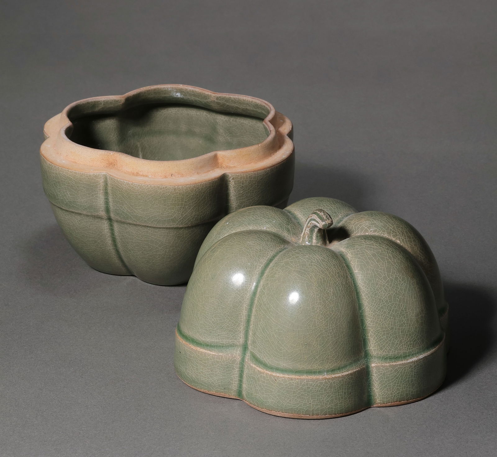 Chinese Tang Dynasty Yue ware celadon melon-shaped covered box (1 of 12)